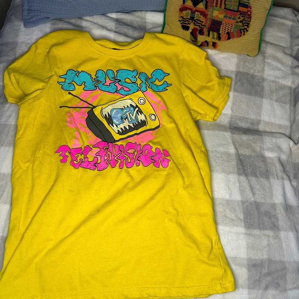 💛Super cute mTV shirt!💛